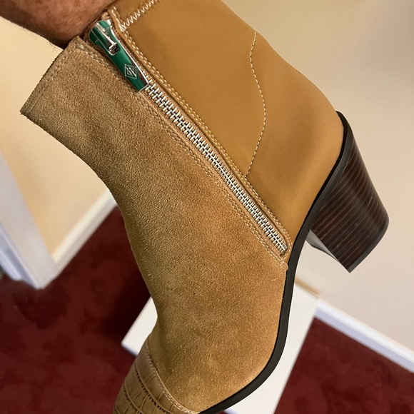 Stunning Donald Pliner short caramel boots, size 10 M. - Picture 3 of 7